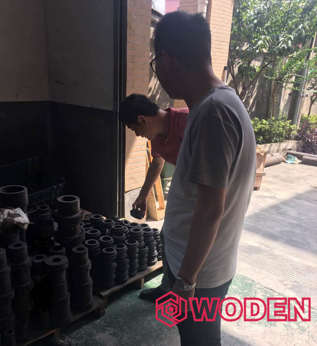 沃頓技術人員陪同參觀原材料車間 沃頓技術人員陪同參觀原材料車間