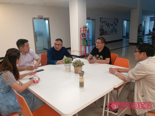 沃頓創(chuàng)始人何總與參會(huì)人員互動(dòng)交流 沃頓創(chuàng)始人何總與參會(huì)人員互動(dòng)交流