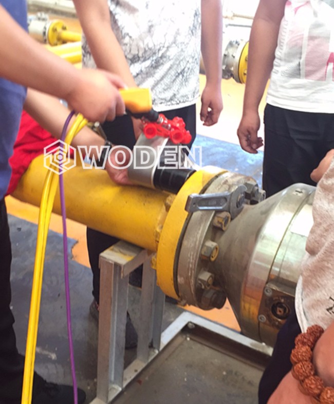 內(nèi)蒙古某地用戶使用沃頓液壓扳手現(xiàn)場 內(nèi)蒙古某地用戶使用沃頓液壓扳手現(xiàn)場