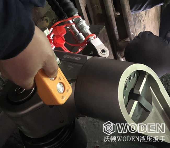 沃頓技術(shù)員在用戶現(xiàn)場操作液壓扳手調(diào)壓 沃頓技術(shù)員在用戶現(xiàn)場操作液壓扳手調(diào)壓