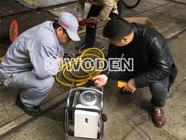 沃頓技術(shù)員指導(dǎo)用戶:連接泵站和扳手情景 沃頓技術(shù)員指導(dǎo)用戶:連接泵站和扳手情景