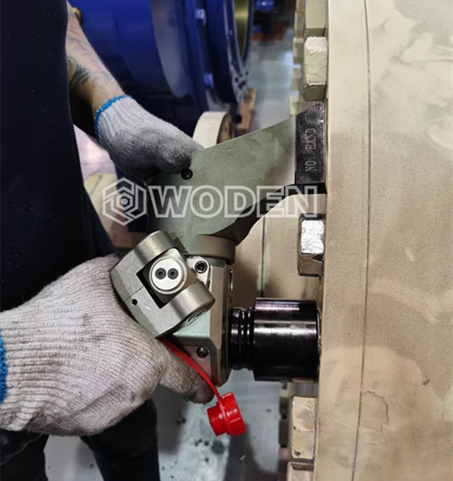 液壓扳手對(duì)螺栓進(jìn)行緊固情景 液壓扳手對(duì)螺栓進(jìn)行緊固情景