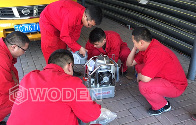 沃頓技術員正在往液壓泵中加油 沃頓技術員正在往液壓泵中加油