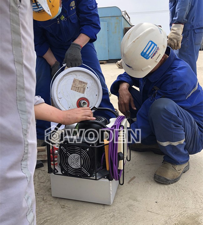 沃頓技術(shù)員正在給設(shè)備加油 沃頓技術(shù)員正在給設(shè)備加油