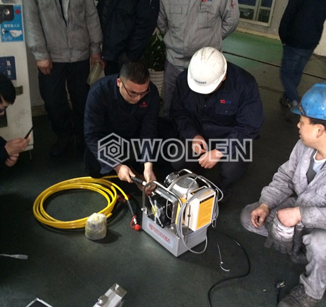 沃頓技術員現場檢查泵站接頭 沃頓技術員現場檢查泵站接頭