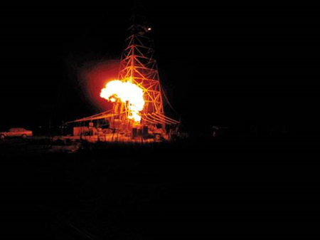 【石油科普】石油開采出來(lái)后，為什么有個(gè)管道一直噴火？