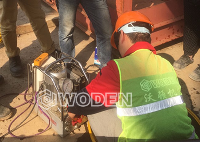 沃頓技術(shù)員正在檢查液壓扳手泵站 沃頓技術(shù)員正在檢查液壓扳手泵站