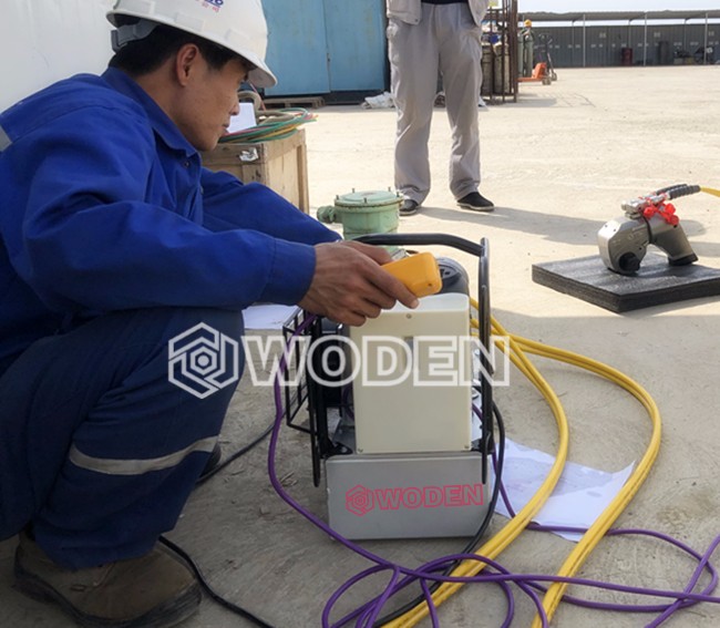 沃頓技術員在檢查液壓泵的故障 沃頓技術員在檢查液壓泵的故障