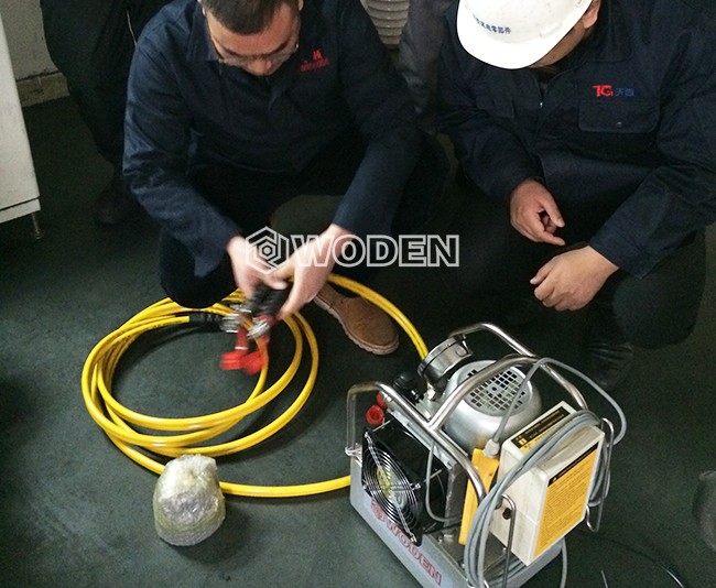 沃頓液壓扳手技術(shù)員現(xiàn)場培訓(xùn)情景 沃頓液壓扳手技術(shù)員現(xiàn)場培訓(xùn)情景