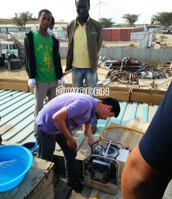 沃頓機(jī)械技術(shù)人員在非洲現(xiàn)場(chǎng)售后情景 沃頓機(jī)械技術(shù)人員在非洲現(xiàn)場(chǎng)售后情景